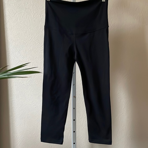 GapFit Maternity blackout technology leggings - Picture 1 of 5